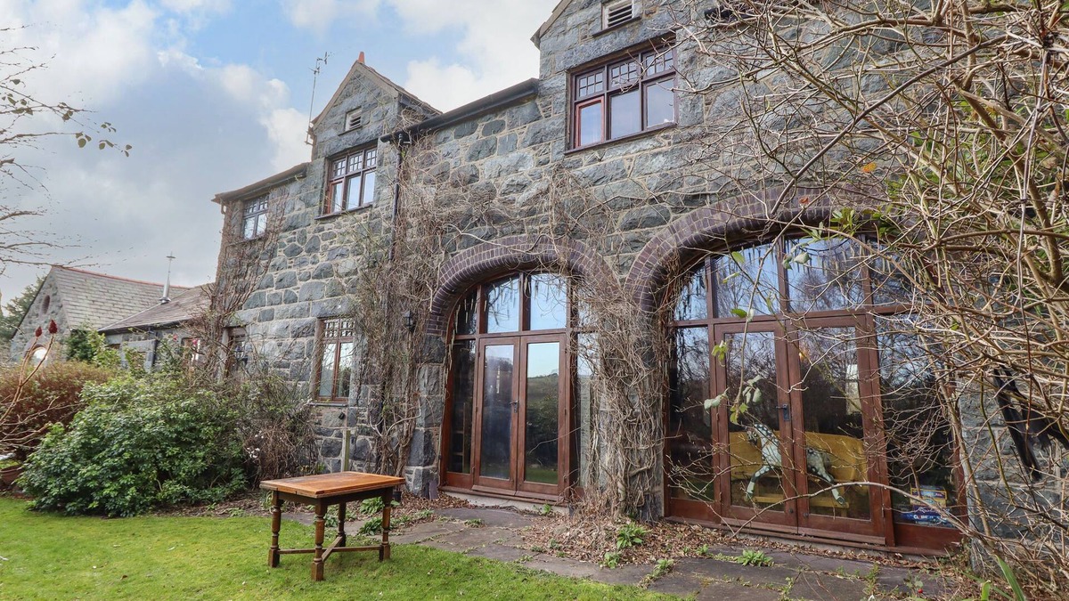 Henryd House | THE OLD GRANARY, pet friendly, character holiday cottage in Conwy