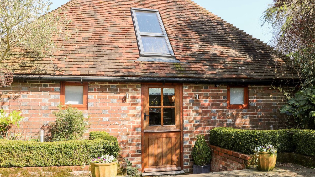Pulborough Cottage | THE OLD GRANARY, romantic, with open fire in West Chiltington