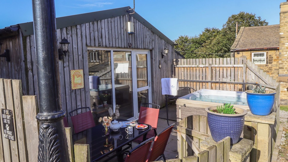Ingrow Cottage | THE OLD HEN SHED, pet friendly, with hot tub in Haworth