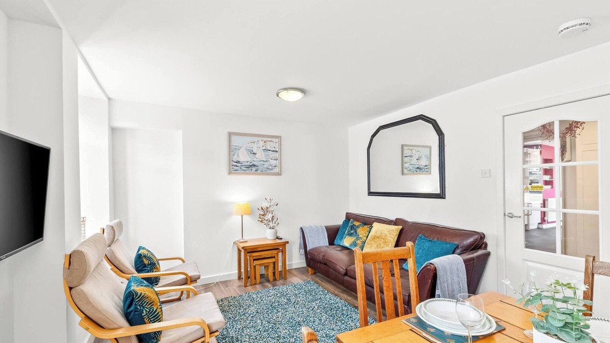 Tayport Ski Chalet | The Old Jewellers - 3 Bedroom Cottage With History