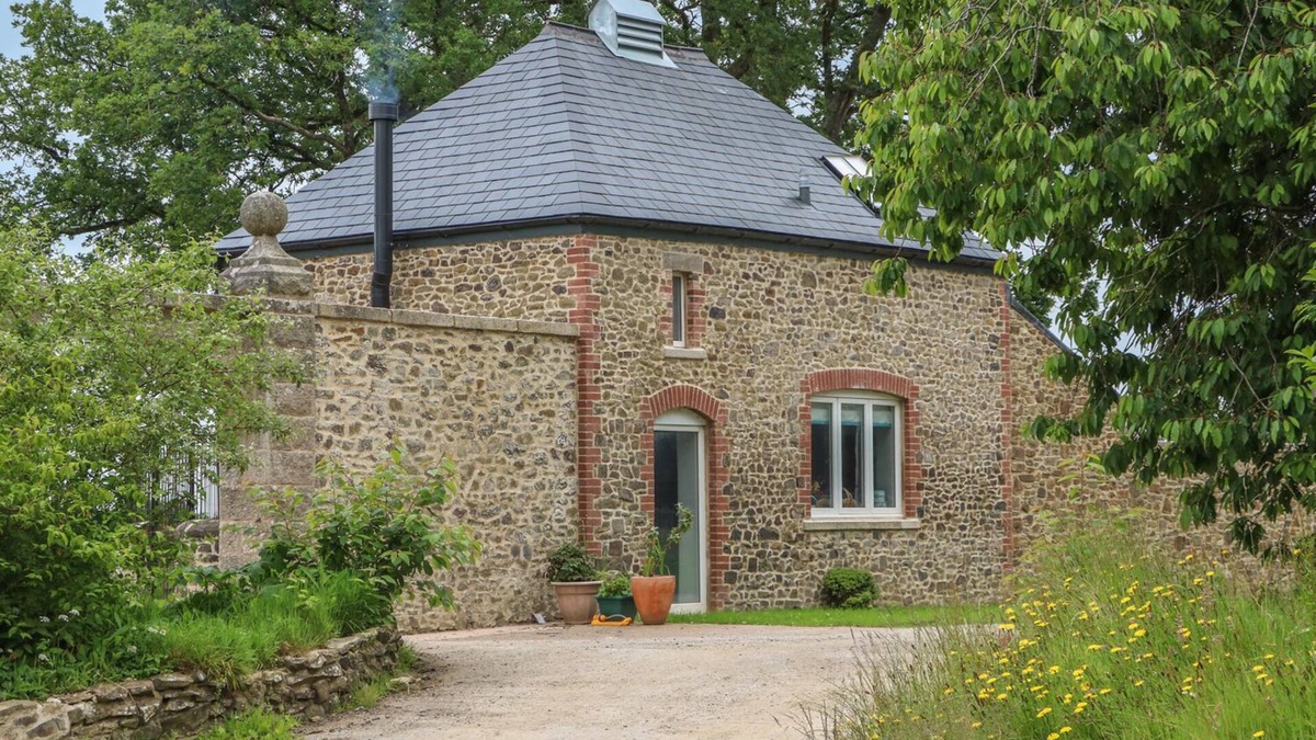 Broadwoodkelly Cottage | THE OLD LAUNDRY, pet friendly, with open fire in North Tawton