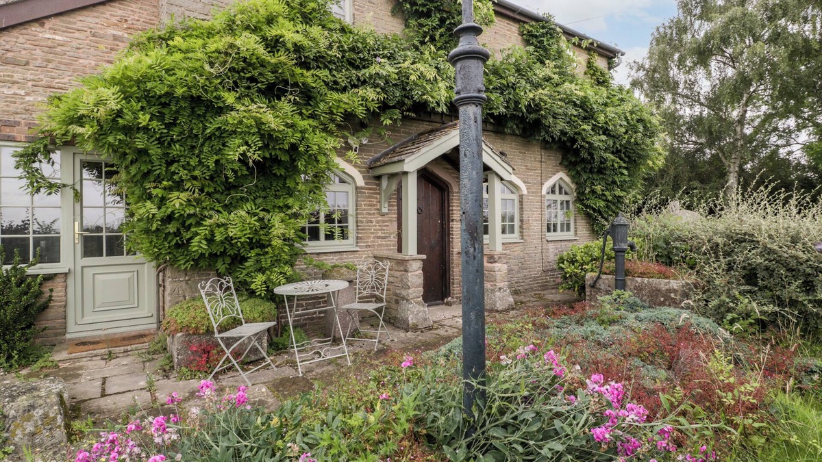Dymock Cottage | THE OLD LODGE, family friendly, luxury holiday cottage in Newent