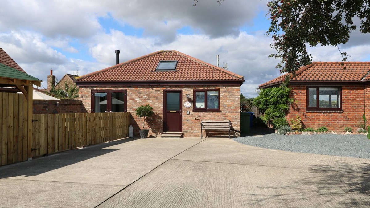Storwood Cottage | THE OLD MILL HIDEAWAY, with hot tub in Ellerton