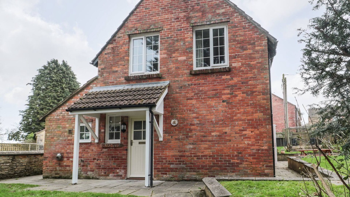 North Perrott House | THE OLD POLICE HOUSE, pet friendly, with a garden in Beaminster