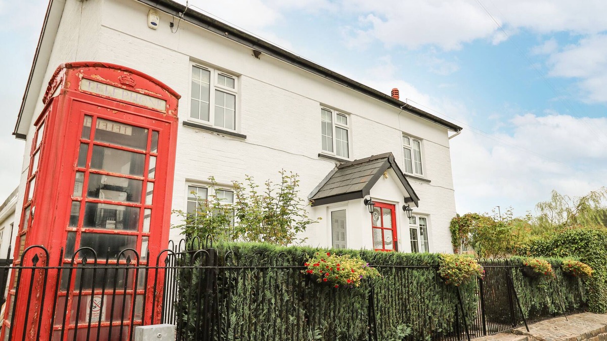 Penybont Cottage | THE OLD POST OFFICE, pet friendly, with hot tub in Llandrindod Wells