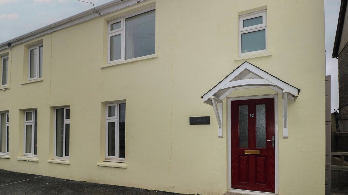 Haverfordwest Cottage | THE OLD POST OFFICE, pet friendly, with hot tub in Letterston