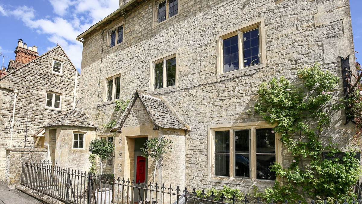 Coln St Aldwyns Cottage | THE OLD POST OFFICE, pet friendly, with open fire in Coln St Aldwyns