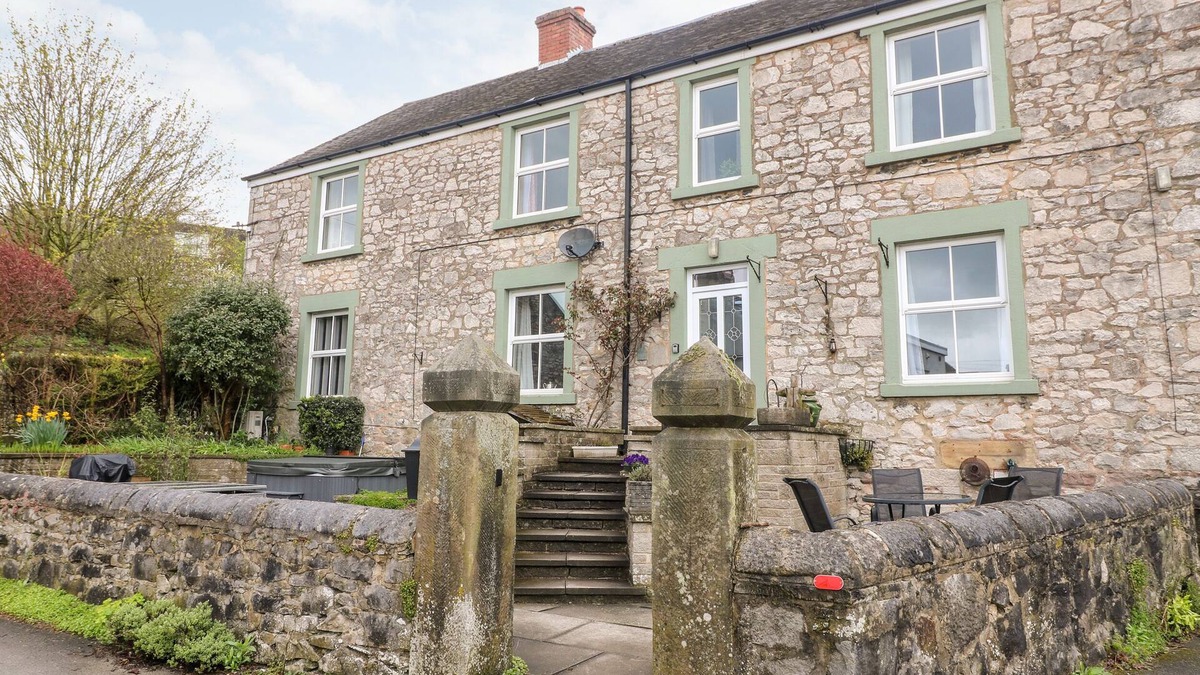 Middleton Cottage | THE OLD POST OFFICE, pet friendly, with hot tub in Wirksworth