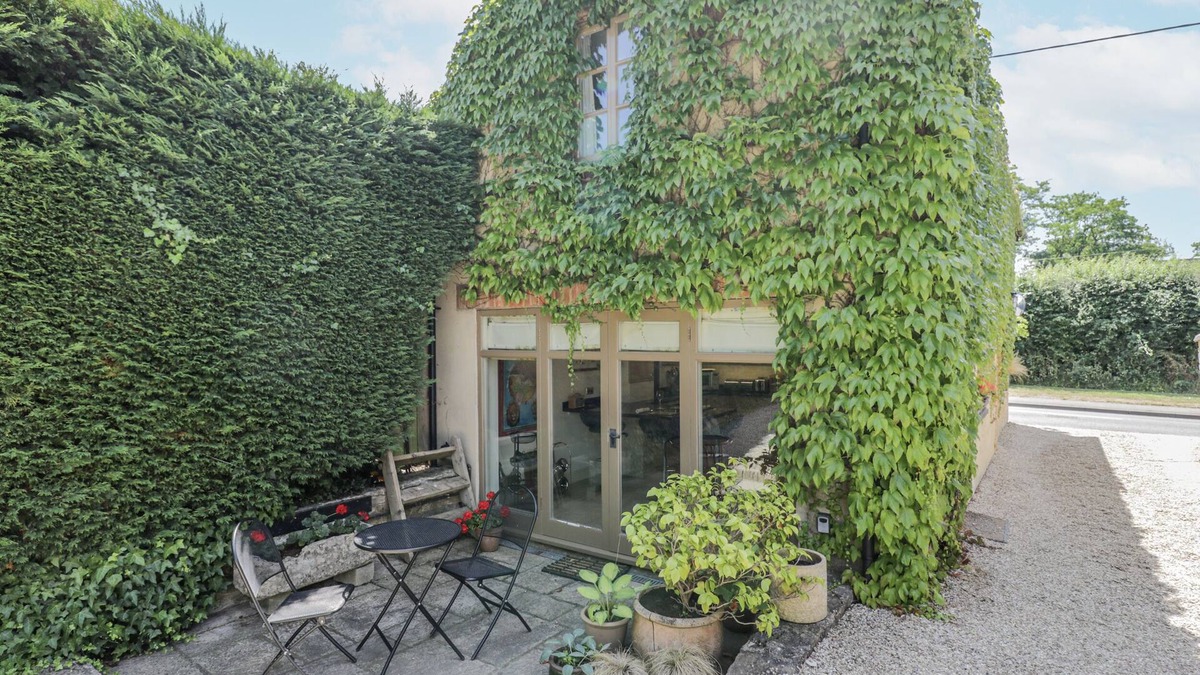 Bledington Cottage | THE OLD READING ROOM, romantic, character holiday cottage in Kingham