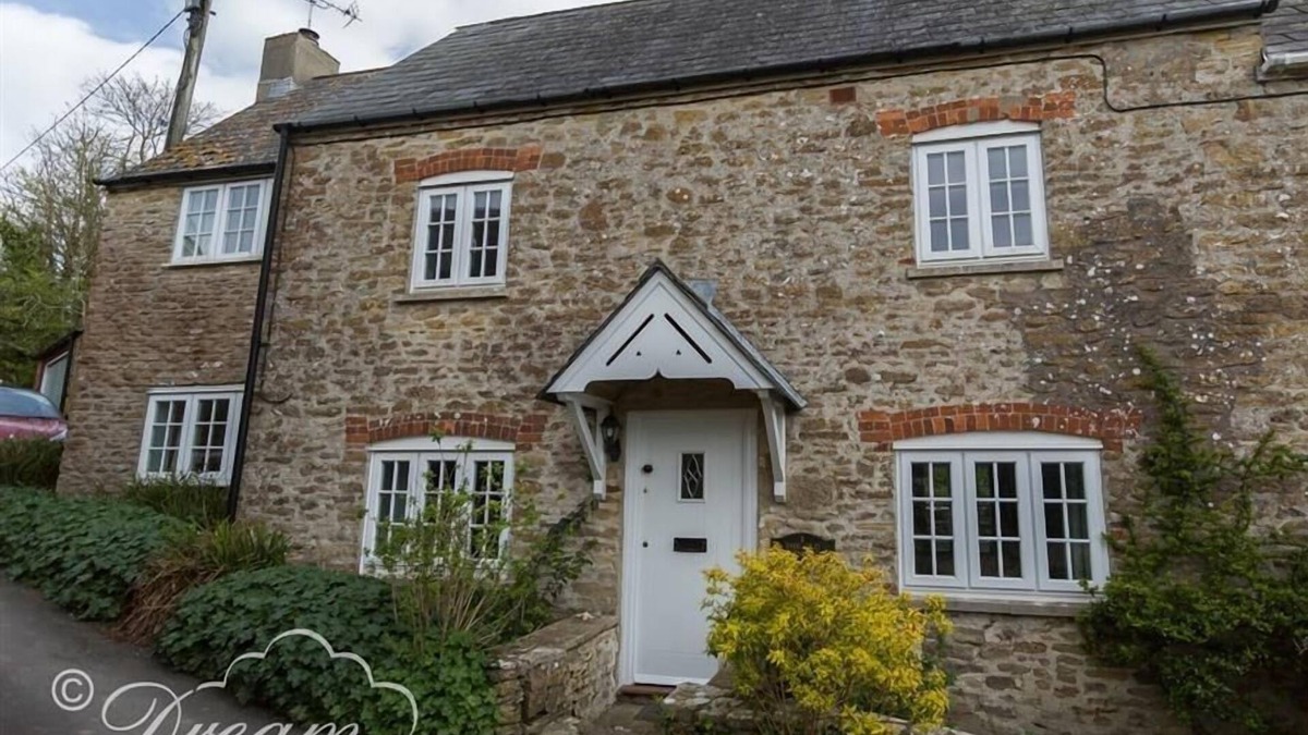 Littlebredy Cottage | THE OLD READING ROOM, pet friendly, with open fire in Langton Herring