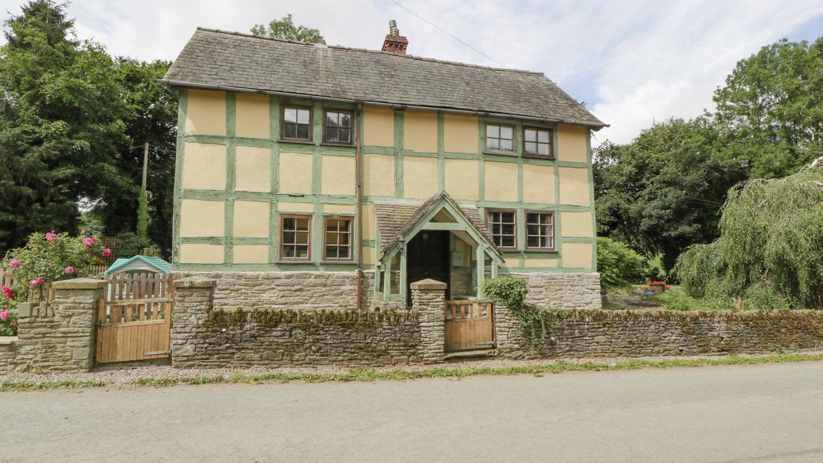 Presteigne House | THE OLD RECTORY, pet friendly, with a garden in Presteigne
