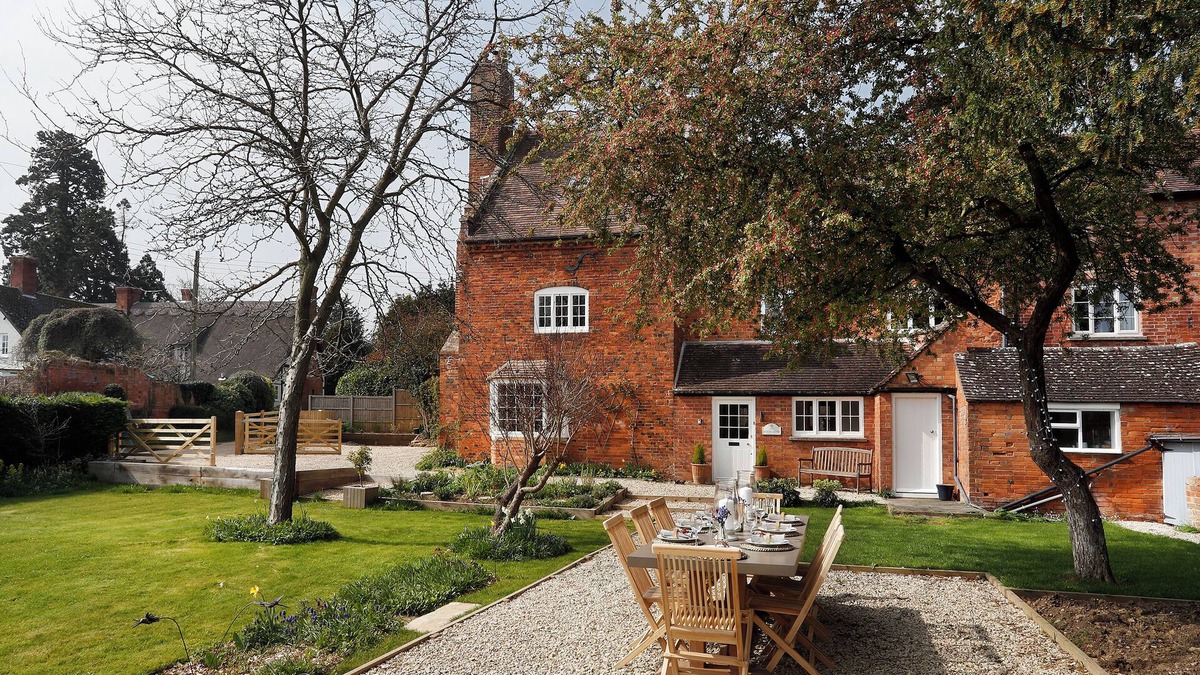 Dumbleton House | THE OLD SCHOOL HOUSE, pet friendly, with open fire in Stanton