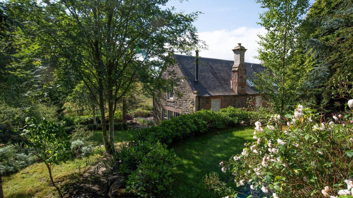 Hume Cottage | The Old School, Hume - sleeping 4 guests in 2 bedrooms