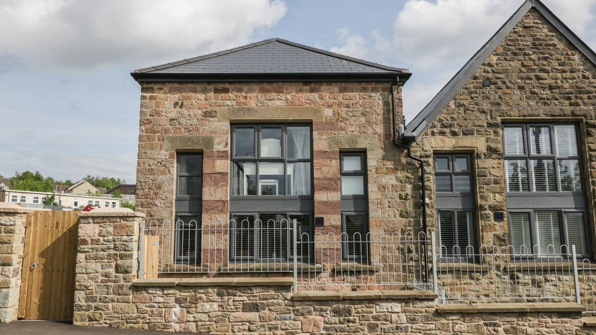 Cinderford House | THE OLD SCHOOL, pet friendly, character holiday cottage in Ruspidge