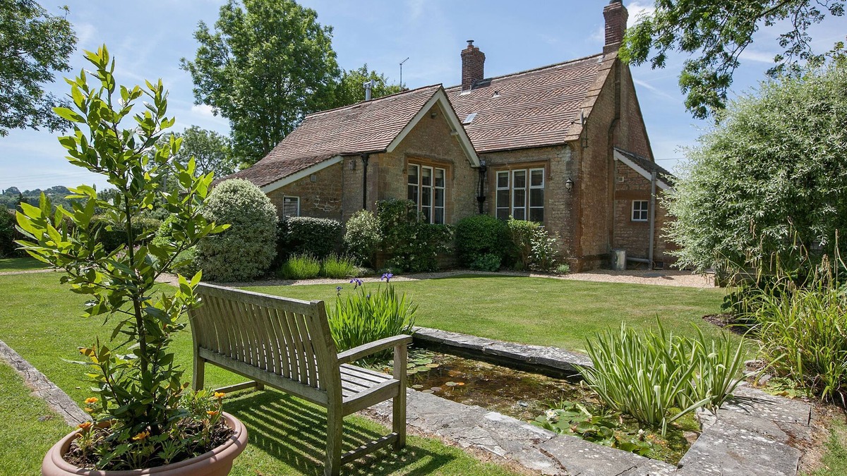 South Perrott House | The Old School - sleeps 6 guests in 3 bedrooms