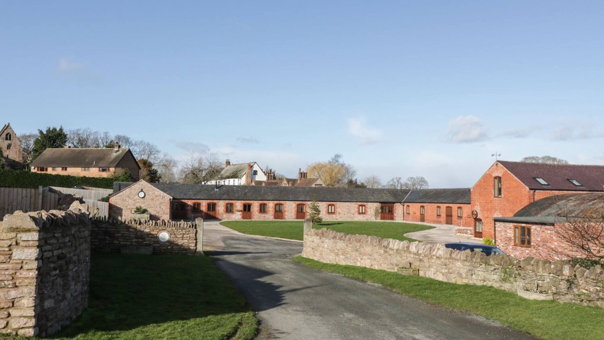 Alberbury Cottage | THE OLD SHEEP SHED, family friendly, with hot tub in Alberbury