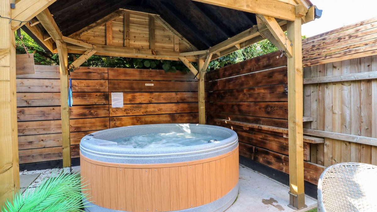 Rugeley Cottage | THE OLD SMOKEHOUSE, family friendly, with hot tub in Rugeley