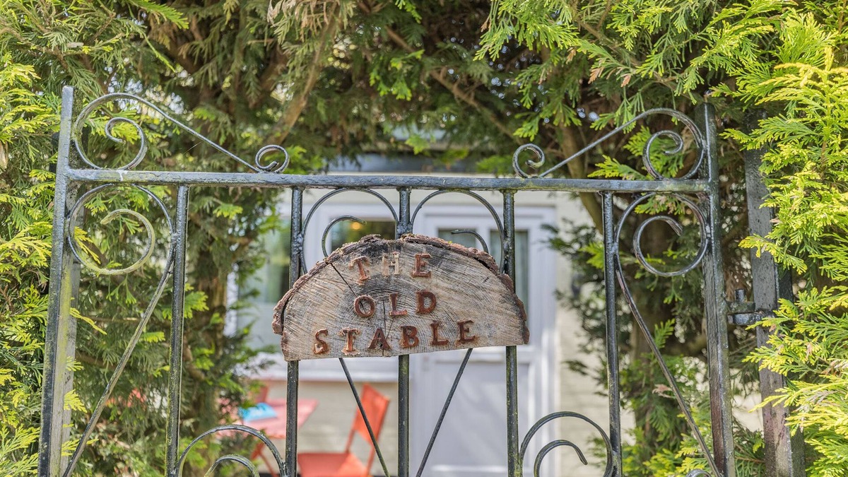 Rock Cottage | THE OLD STABLE, romantic, with a garden in Far Forest, Worcestershire