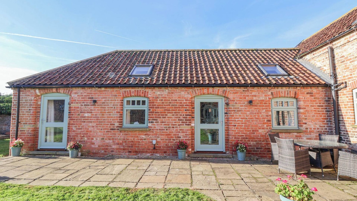 Great Hatfield Cottage | THE OLD STABLE, with a garden in Hornsea