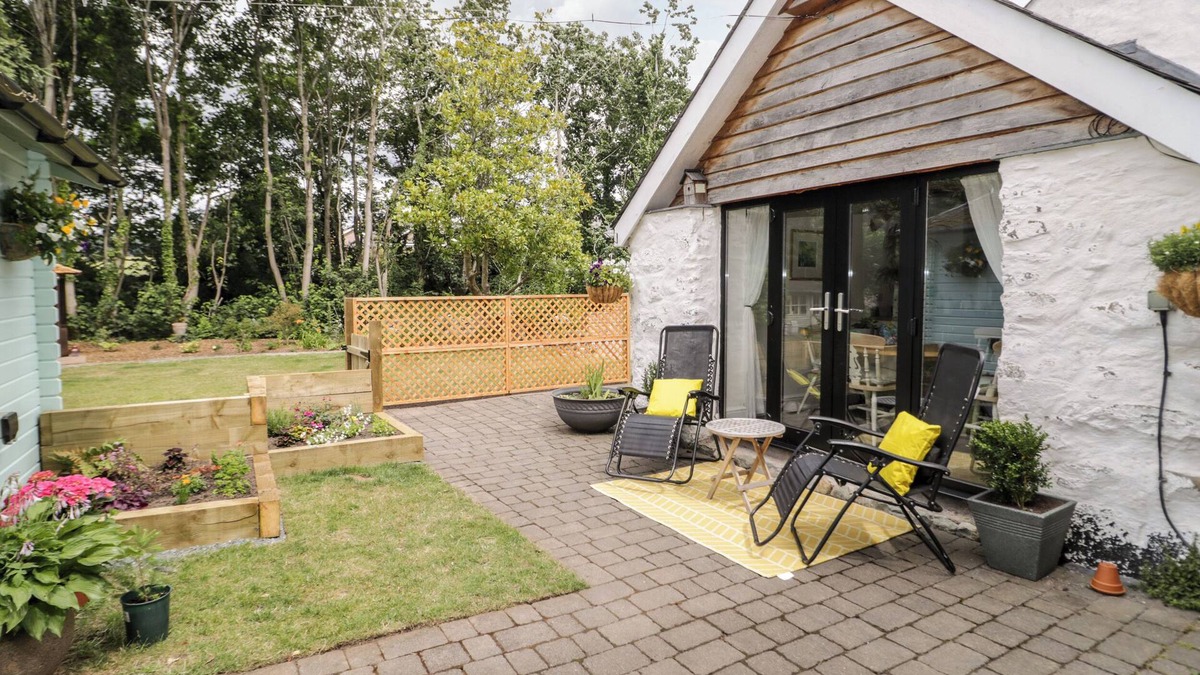 Henryd Cottage | THE OLD STABLE, with hot tub in Conwy