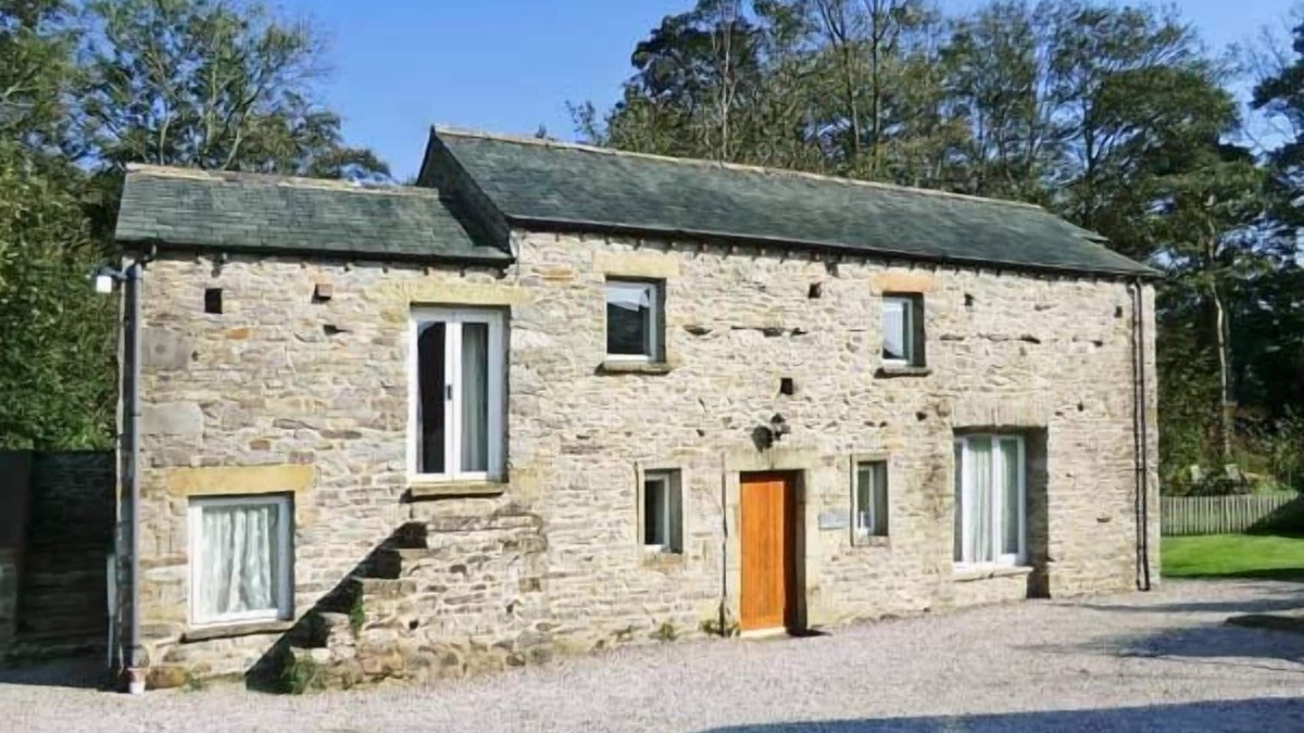 Carnforth Cottage | THE OLD STABLES, pet friendly, with open fire in Kirkby Lonsdale