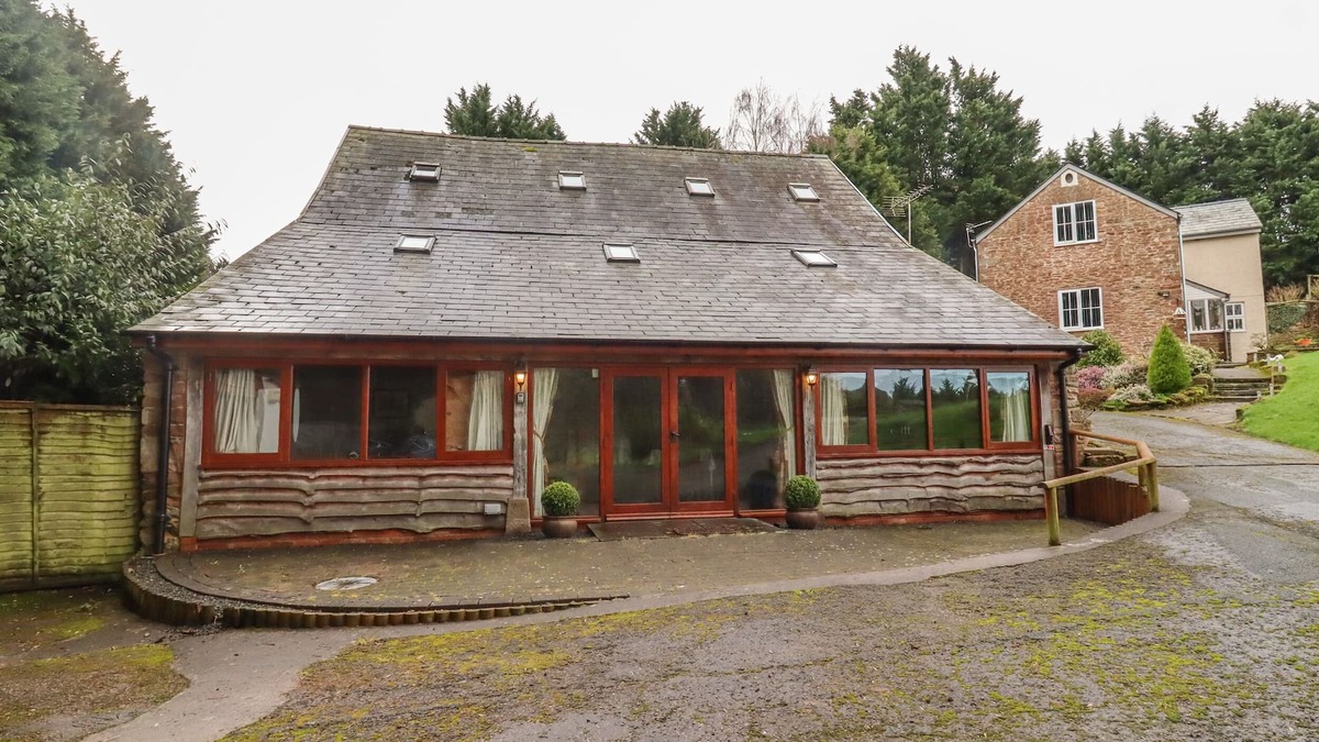 Ross-on-Wye Cottage | THE OLD STABLES, pet friendly, with a garden in Upton Bishop