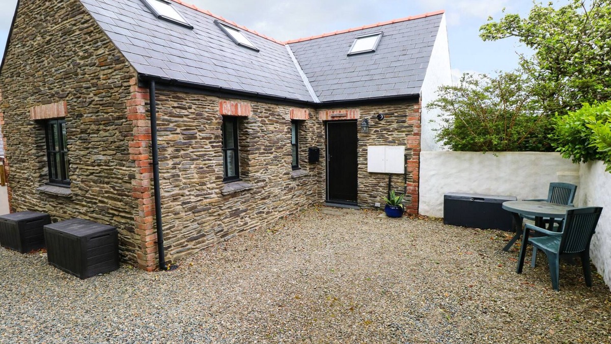 Fishguard Cottage | THE OLD STABLES, romantic, character holiday cottage in Fishguard