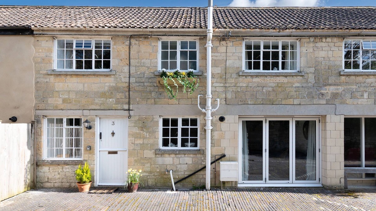Winsley Cottage | The Old Stables. Sleeps 6, just 10mins from bath by train 15mins by car