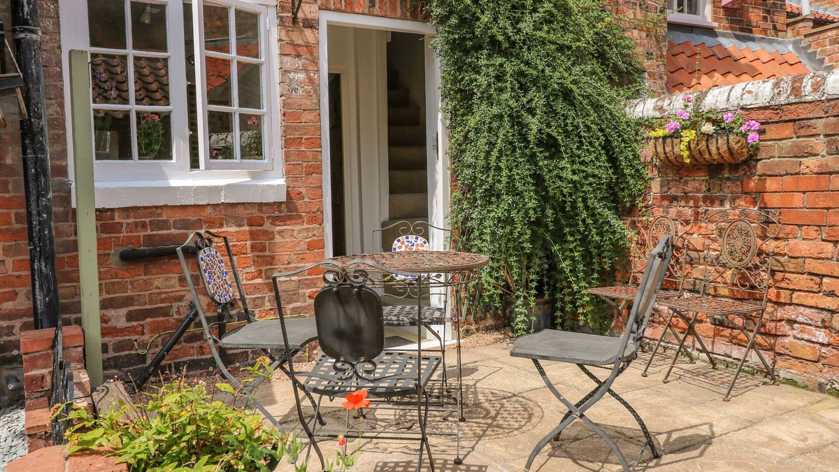Newark Cottage | THE OLD SWEET SHOP, family friendly, with a garden in Newark-On-Trent