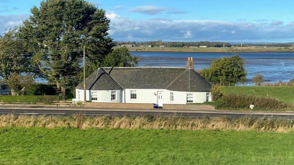 Kincaple House | The Old Toll House - a house that sleeps 8 guests in 3 bedrooms - Retreat Group
