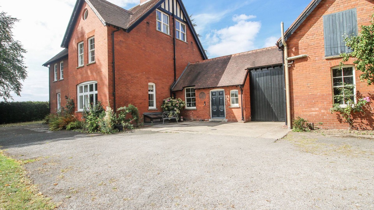 Leominster Cottage | THE OLD VICARAGE, family friendly, with open fire in Leominster