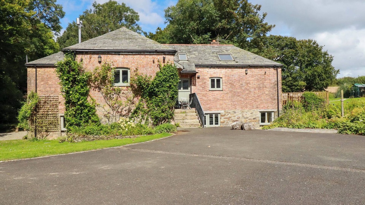 St. Mabyn Cottage | THE OLD WATERMILL, pet friendly, luxury holiday cottage in St Mabyn