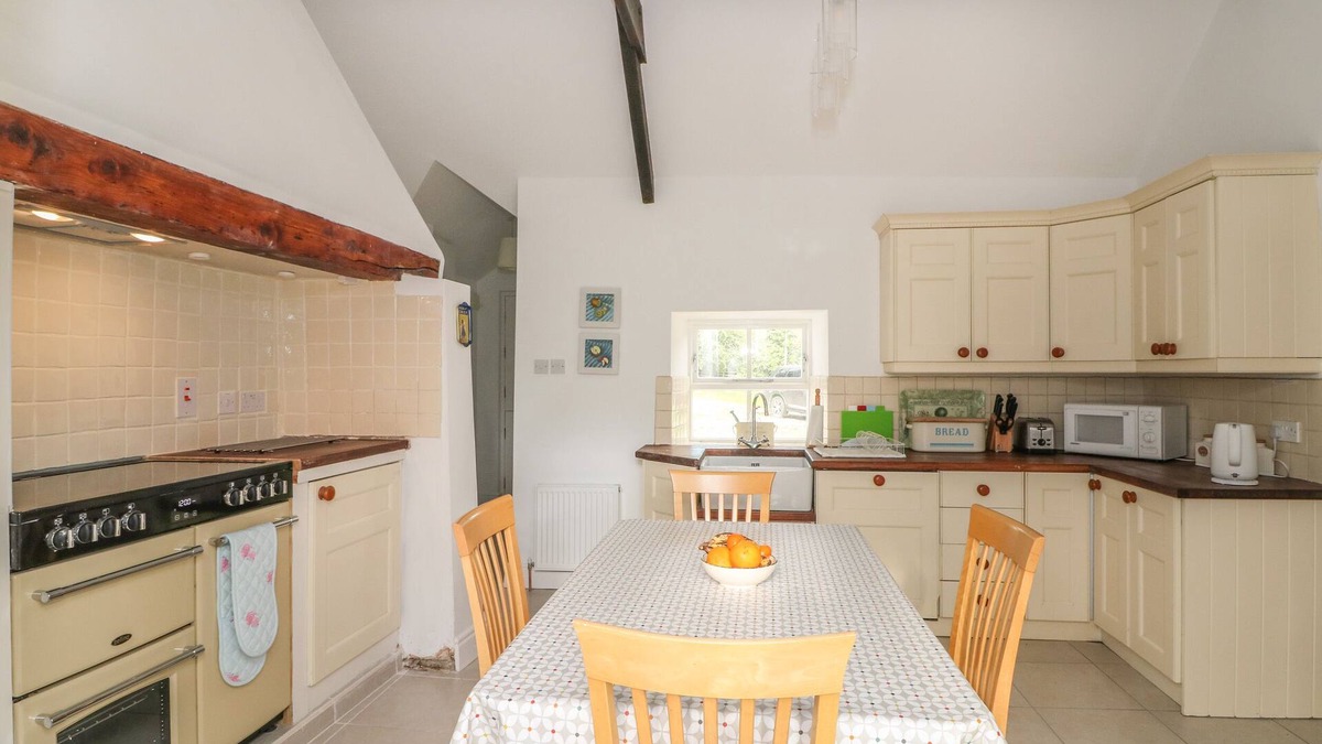 Shillelagh Cottage | THE OLD WHITE COTTAGE, pet friendly in Shillelagh, County Wicklow