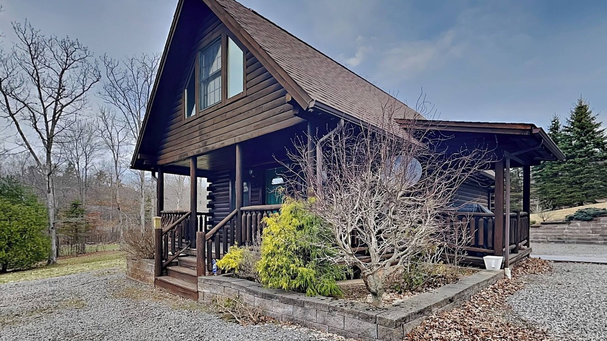 McHenry House | The Old World Chalet | Pet-friendly, Hot Tub, EV Charger