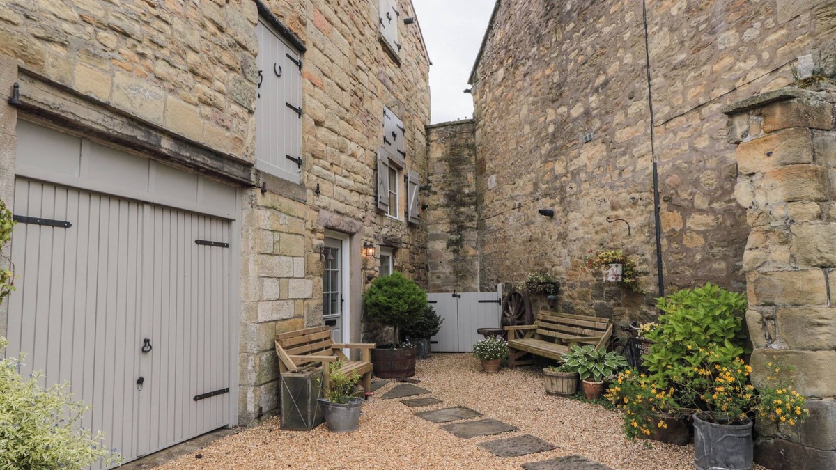 Warkworth Cottage | THE OLDE STABLES, family friendly in Warkworth