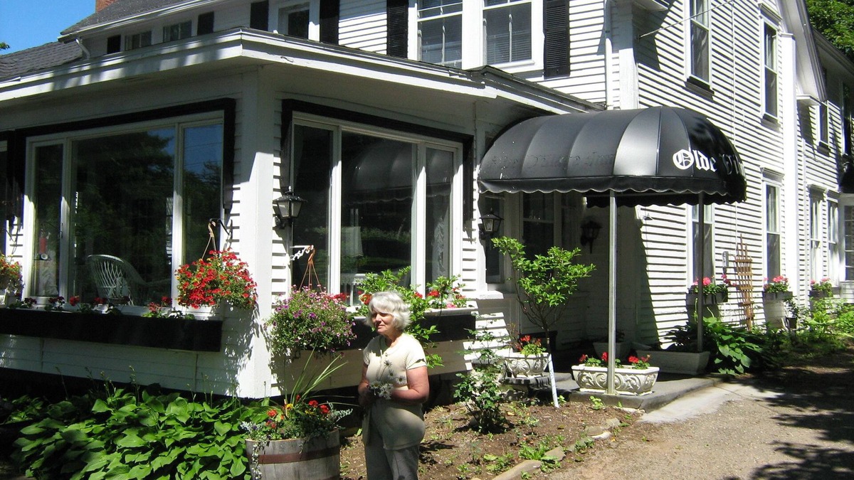Sandy Cove Bed & Breakfast | The Olde Village Inn