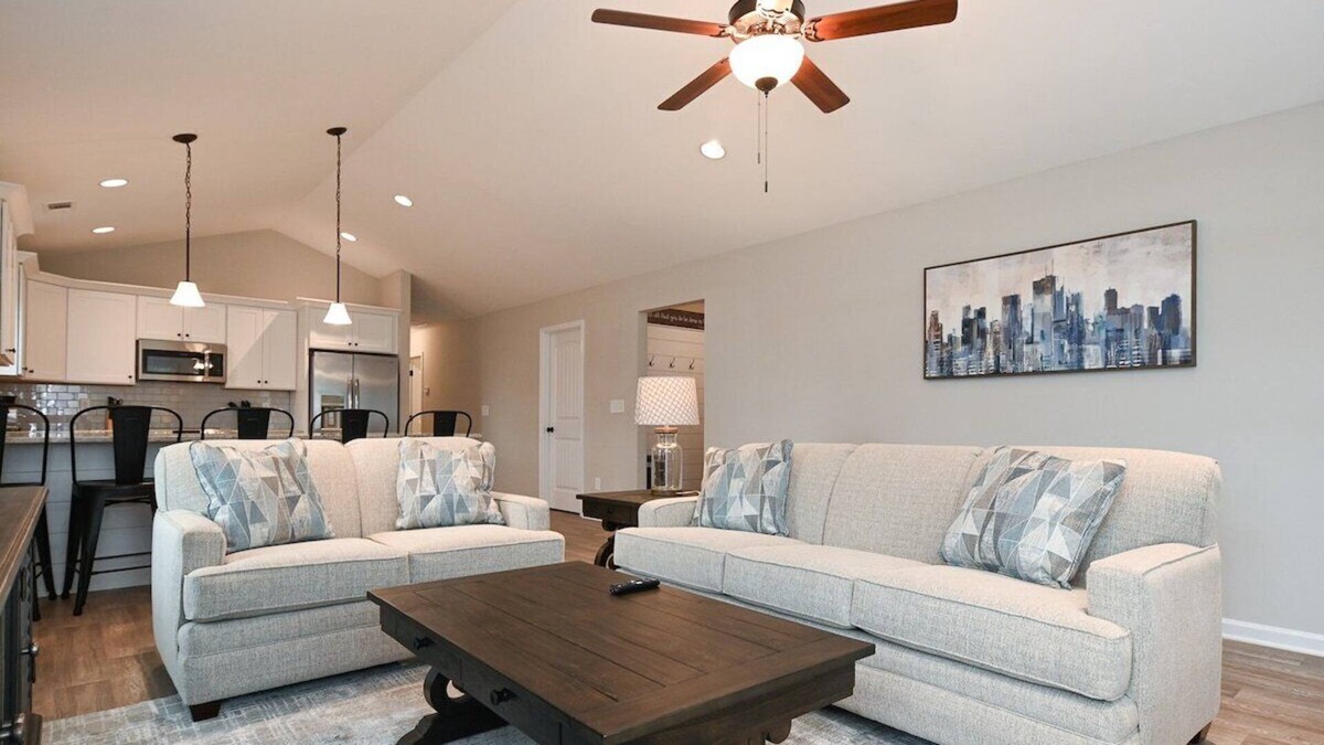 Commerce House | The Olive Cottage Close to Outlet Shops!
