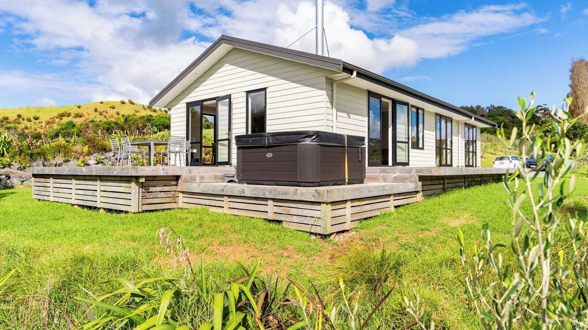 Mangawhai House | The Olive Hut - Mangawhai Holiday Home
