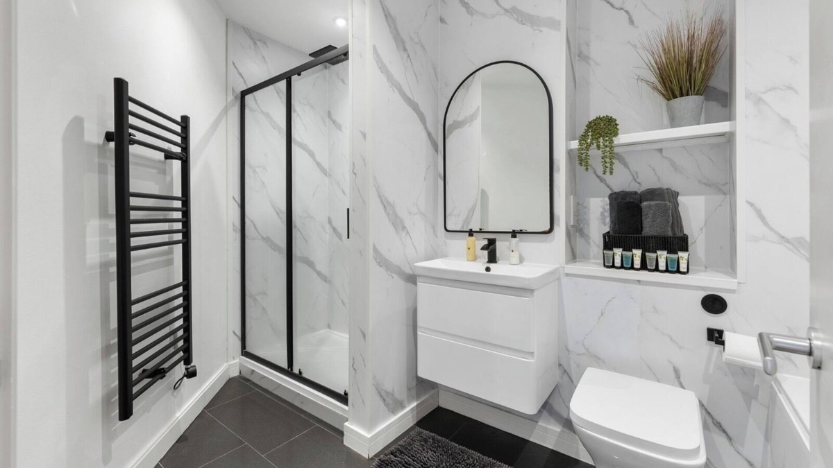 Leicester Apartment | The Olive Tree luxury apartment. Private parking. Balcony with river views.