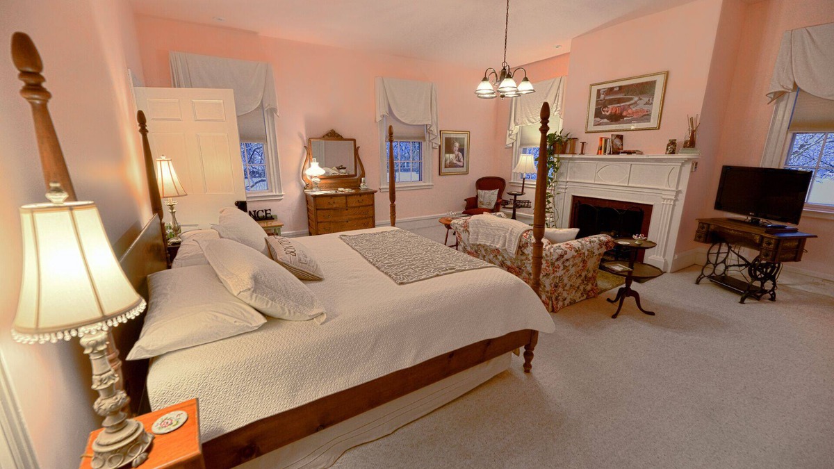 Canandaigua Bed & Breakfast | The Oliver Phelps Suite (oversized)