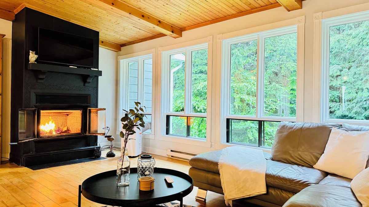 Potton Ski Chalet | The OokPik, Spa, Lake, Firepit