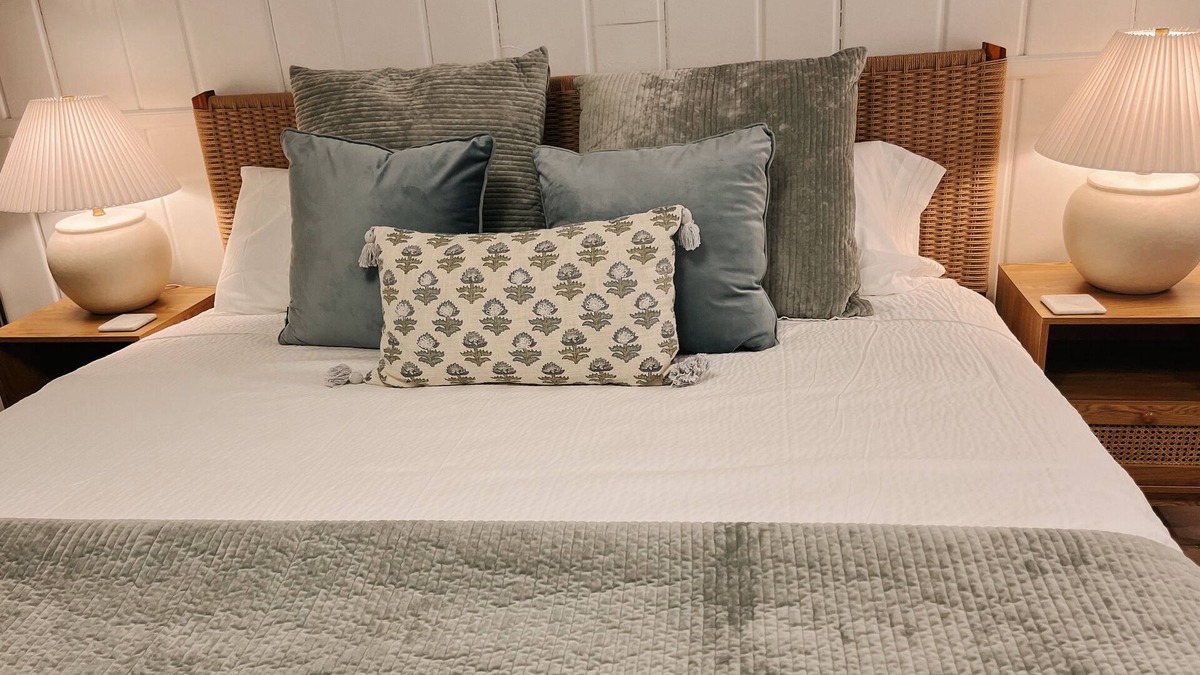 Whitehall Apartment | The Opal Room - #19