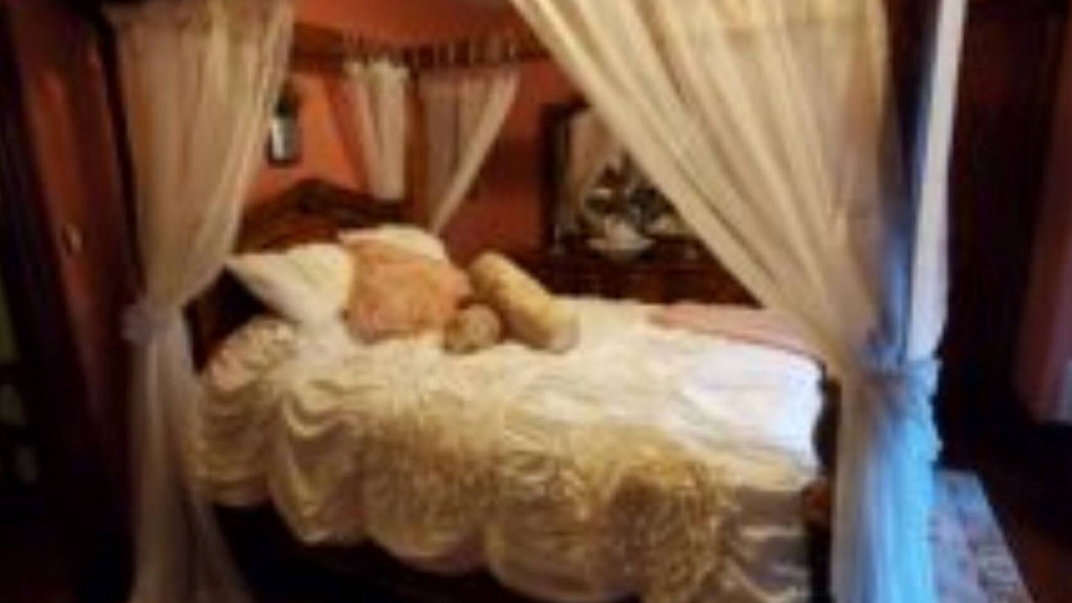 Ashfield Bed & Breakfast | THE OPERA HOUSE SUITE AT TRAILS END B&B