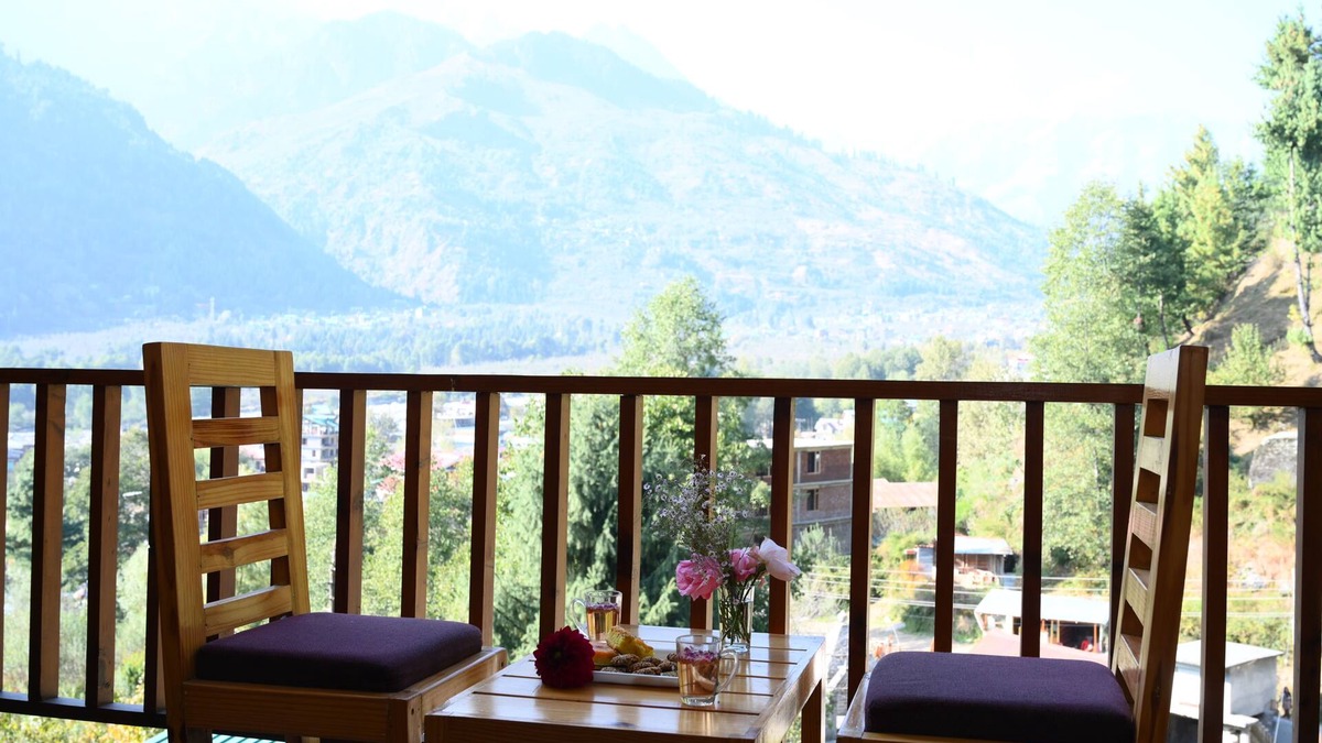 New Manali Hotel | The Orange Room- Soulful Abodes, Manali