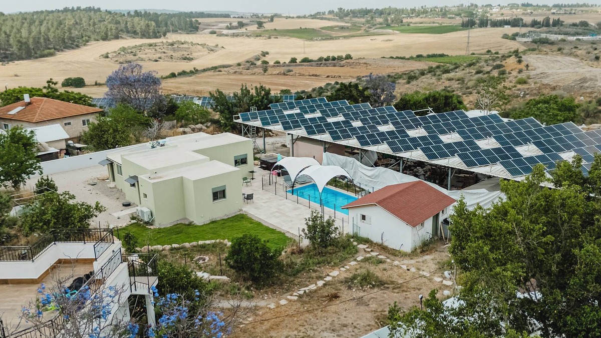 Kefar Uriyya Bed & Breakfast | The Organic Courtyard in Kefar Uriya a vacation suite with AC, pool and jacuzi