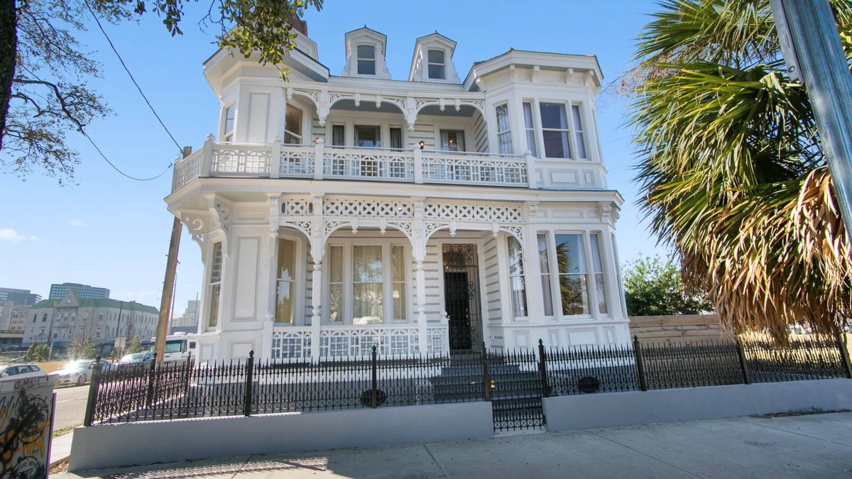 Tulane - Gravier Bed & Breakfast | The Orleans House | One of a Kind Historic Landmark w POOL near FQ