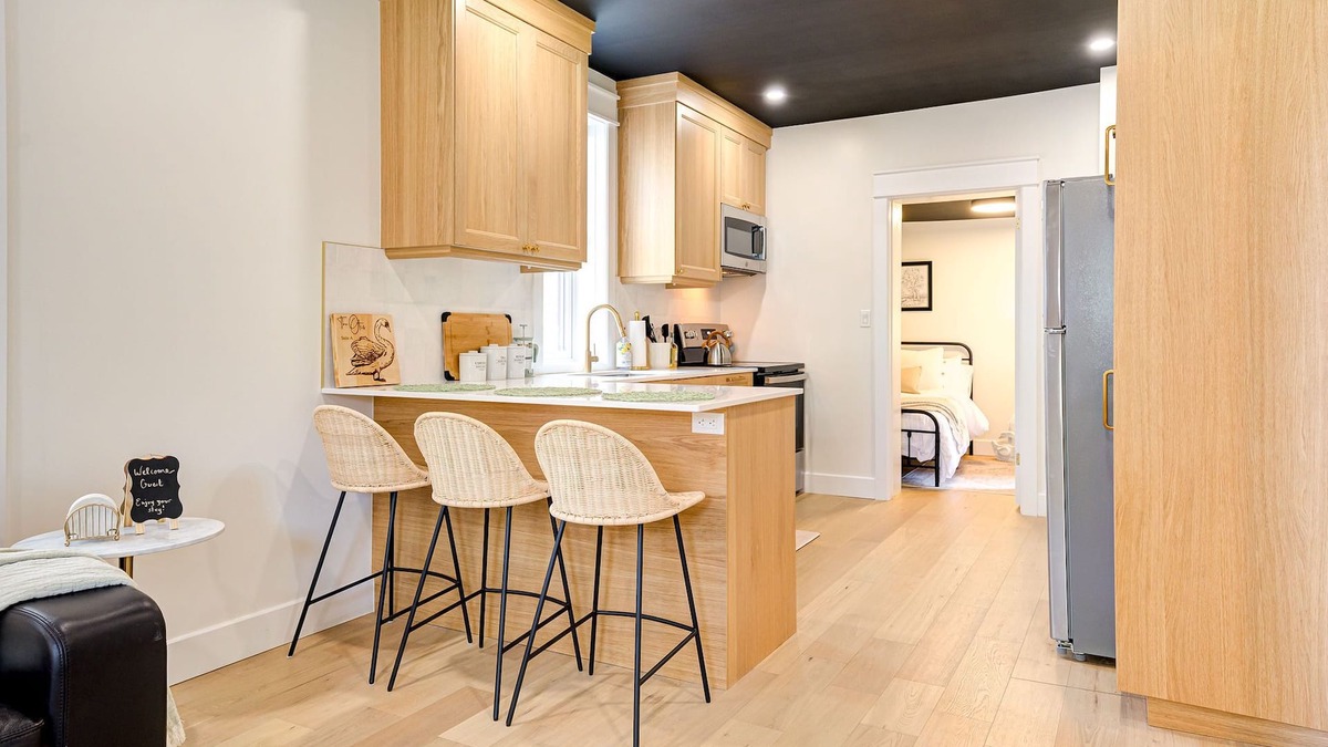 Kitchener Apartment | The Otis 𓅬 on Victoria Park | 2 Bed 1 Bath | Main Floor Suite