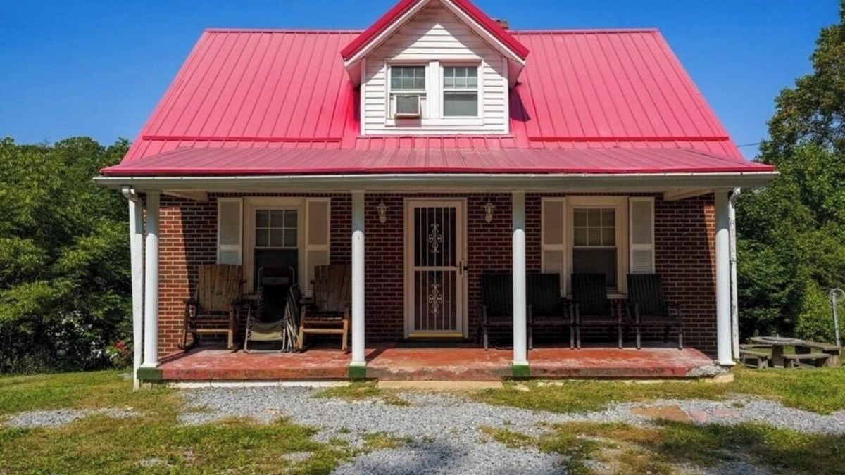 Bluewell House | The Outlaw Lodge/Spacious 4-bedroom house in lovely Bluefield with AC, WiFi