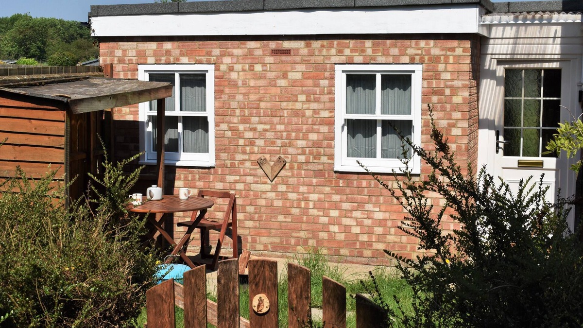 Horseheath Apartment | The Owl Box: Self-contained Private Annex & Garden, kitchen, breakfast