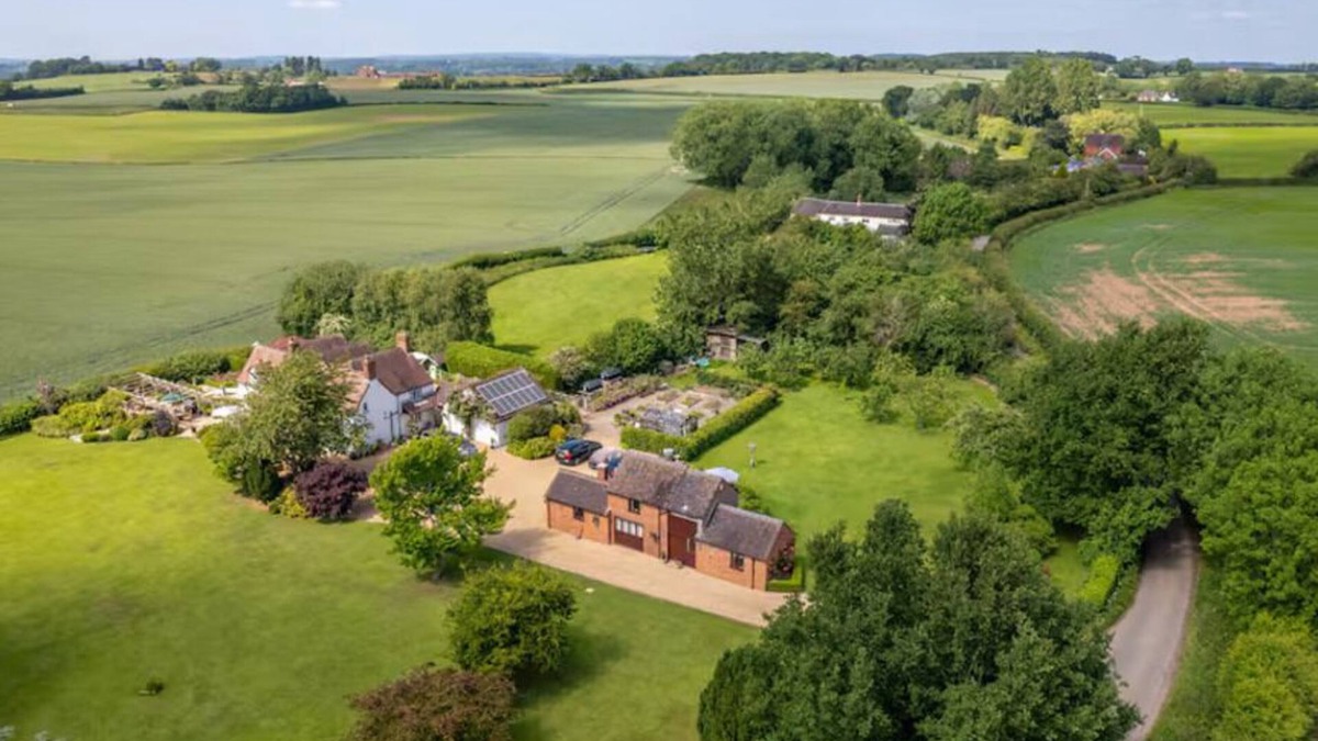 Newport House | The Owl House With Hot Tub | Pass The Keys